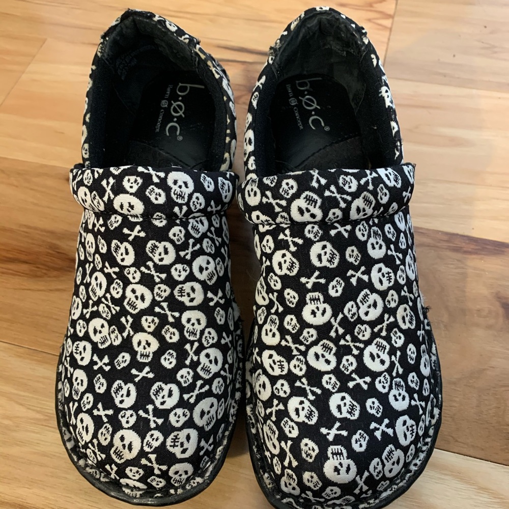 BOC skull and crossbones fabric Peggy clogs. 6.5